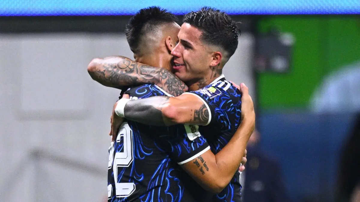 WM 2026 - England - Argentinien: 15.07.2026, USA, Atlanta: Fußball, Männer, WM 2026, England - Argentinien, Halbfinale, Atlanta-Stadion, Lautaro Martínez (Argentinien) (l) bejubelt sein Tor zum 1:2 mit Enzo Fernández (Argentinien). ACHTUNG: Gemäß den Auflagen der FIFA dürfen die Bilder ausschließlich zur redaktionellen Verwendung genutzt werden. Eine kommerzielle Nutzung ist ausgeschlossen. Zudem dürfen keine videoähnlichen Sequenzen erstellt werden, und es dürfen keine Veränderungen weder im Vordergrund noch im Hintergrund am Bild vorgenommen werden. Foto: Tom Weller/dpa +++ dpa-Bildfunk +++