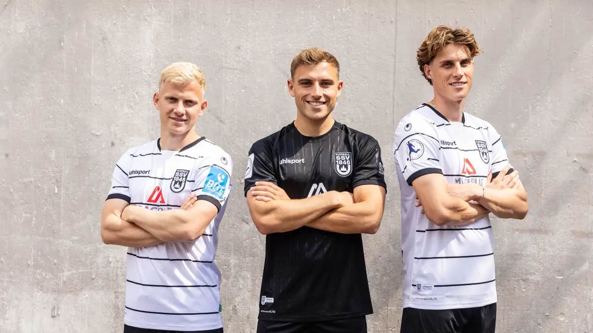 15.07.2026, Fussball, Saison 2026/2027, Regionalliga Südwest, Fischerviertel Ulm, Shooting Produktbilder Vorstellung Heimtrikot weiß der Saison 2026-2027: 15.07.2026, Fussball, Saison 2026/2027, Regionalliga Südwest, Donaustadion Ulm, Shooting Produktbilder Vorstellung Heimtrikot weiß der Saison 2026-2027 & Auswärtstrikot schwarz „Wir gebe nie auf“ der Saison 2026-2027
Foto:Eibner-Pressefoto/Lucca Fundel