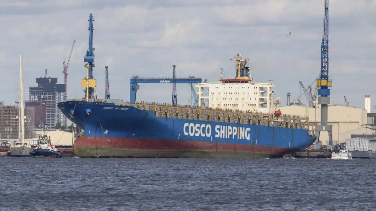 Containerschiff Cosco Antwerp der Reederei Cosco Shipping mit Schlepper unterwegs auf der Elbe im Hafen von Hamburg, Deutschland Container ship Cosco Antwerp of the shipping company Cosco Shipping with tug on the Elbe in the port of Hamburg, Germany Copyright: imageBROKER/ChristopherxTamcke iblcrt18314321.jpg Bitte beachten Sie die gesetzlichen Bestimmungen des deutschen Urheberrechtes hinsichtlich der Namensnennung des Fotografen im direkten Umfeld der Veröffentlichung
