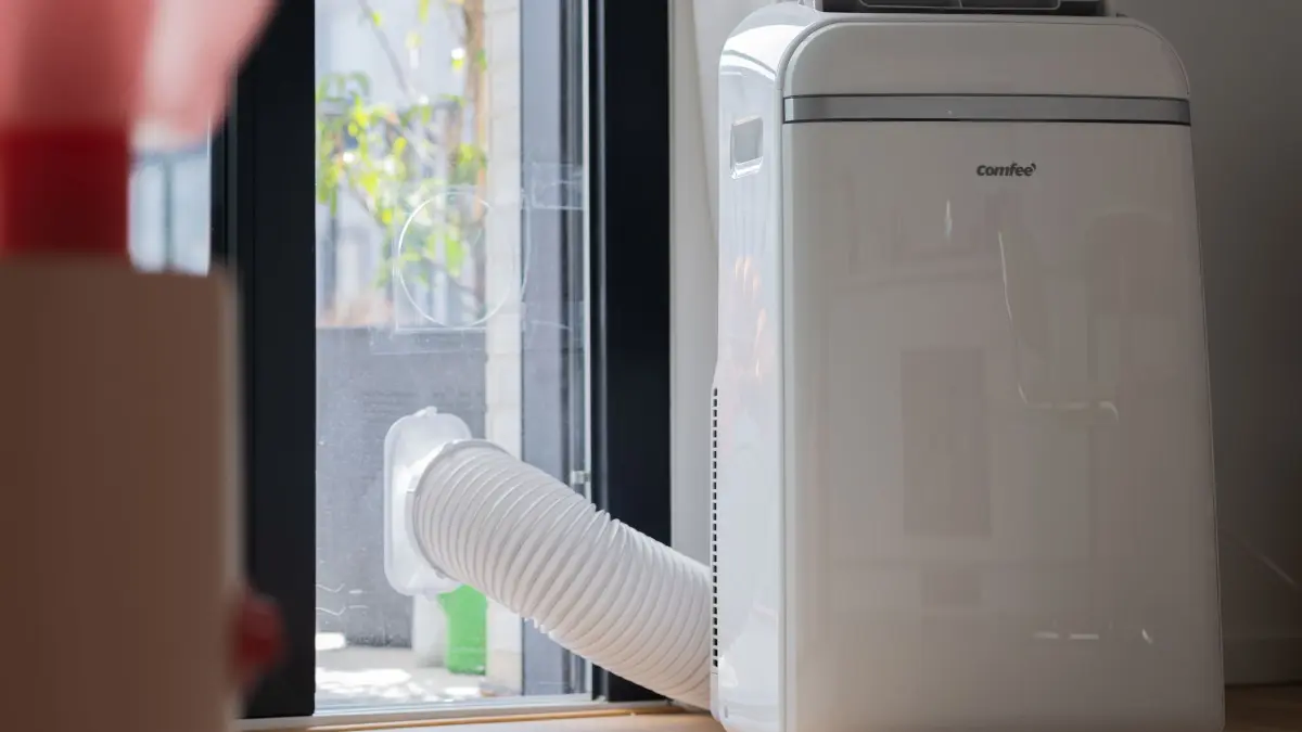 Mobiles Klimagerät: PRODUKTION - 14.07.2026, Nordrhein-Westfalen, Köln: Ein mobiles Klimagerät steht in einer Neubauwohnung. Die hohen Temperaturen steigern in Deutschland das Verlangen nach Klimaanlagen. (zu dpa: «Begehrte Kühlgeräte vielerorts vergriffen – und nun?») Foto: Rolf Vennenbernd/dpa +++ dpa-Bildfunk +++