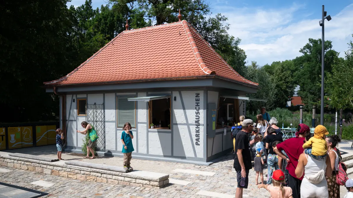 Kiosk im Anlagenpark: Bei der Eröffnung des Piratenspielplatzes konnten sich Kinder im Piratenkostüm ein Eis dort kostenlos holen, es gab großen Andrang.