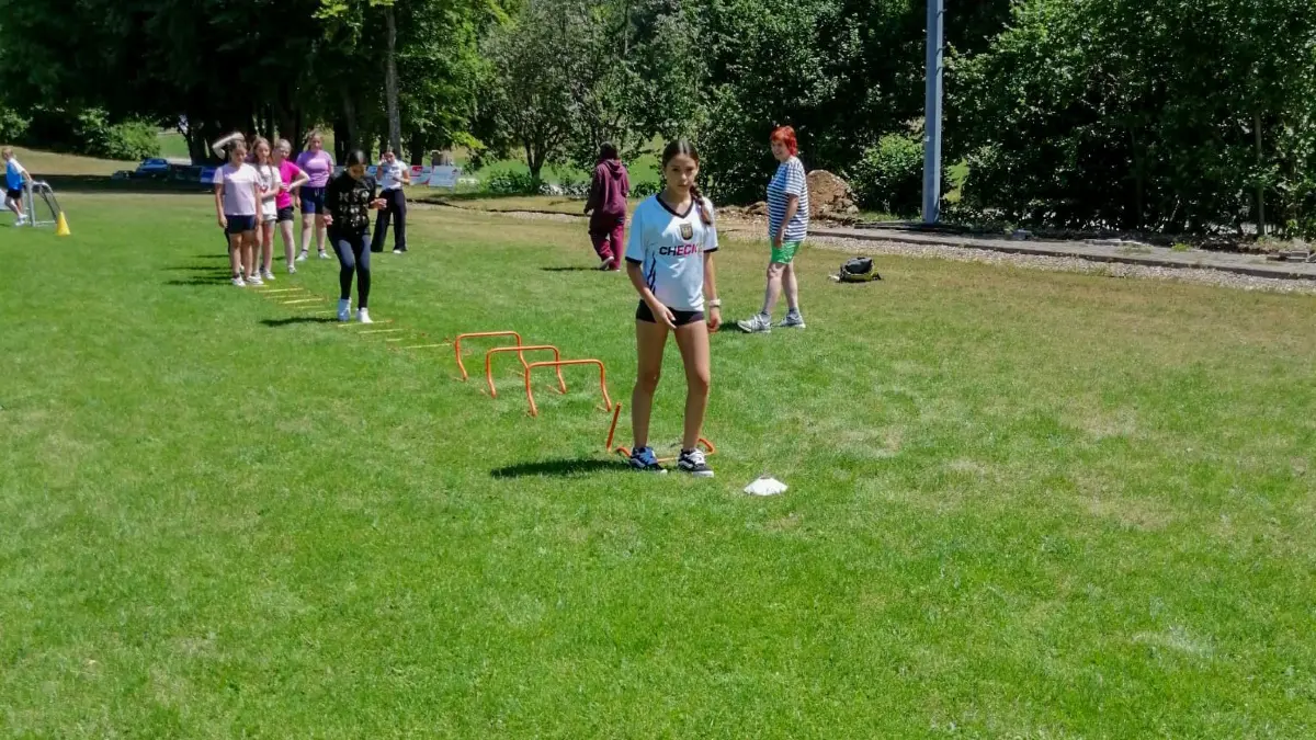 Tag des Mädchenfußballs in Römerstein. Sechs Übungsstationen wurden aufgebaut und gaben Einblick in das Fußballtraining.