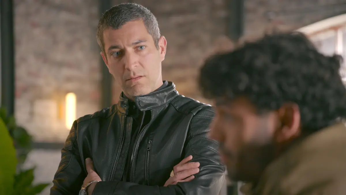Dragan Petrovic (Florian Thunemann, l.) wird von Nick Lippmann (Raphael Kalkowski), erpresst.