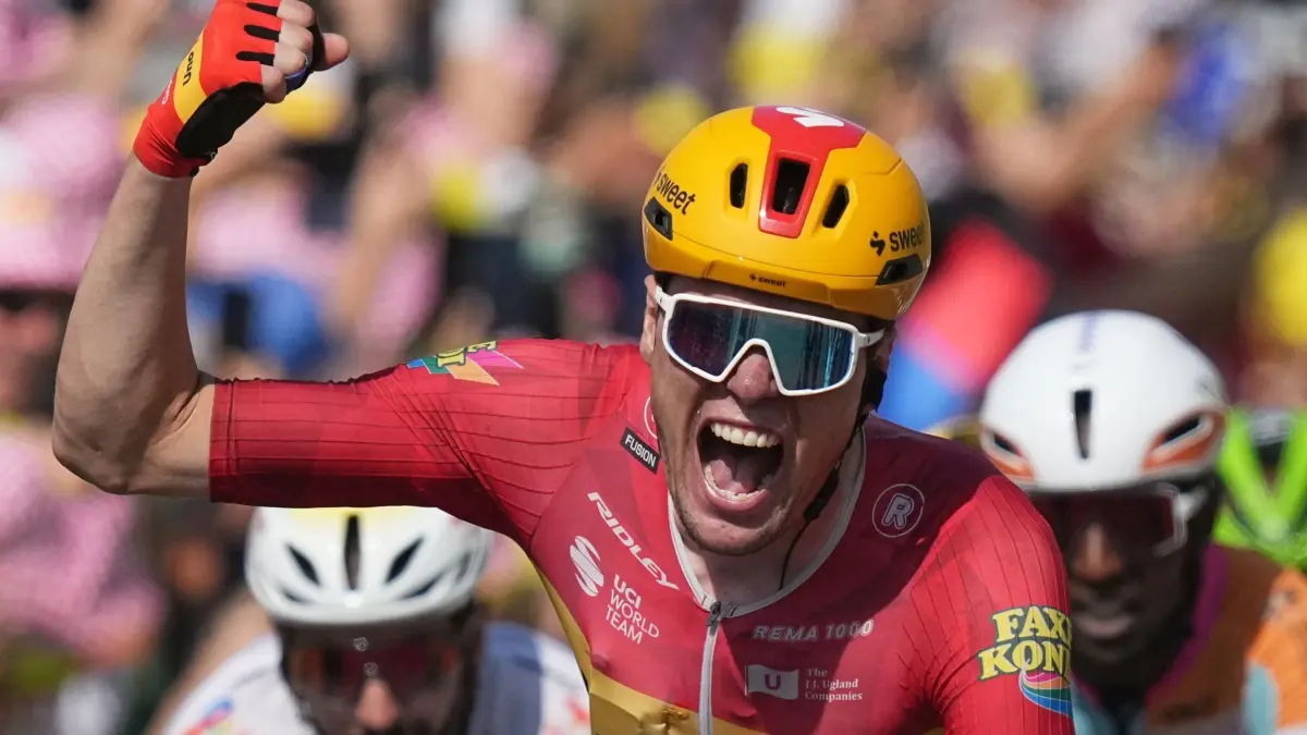 Tour de France - 11. Etappe: 15.07.2026, Frankreich, Nevers: Radsport, UCI WorldTour, Tour de France, 11. Etappe, Vichy - Nevers (161,30 km): Der Norweger Soren Waerenskjold jubelt, als er die Ziellinie überquert. Foto: Thibault Camus/AP/dpa +++ dpa-Bildfunk +++