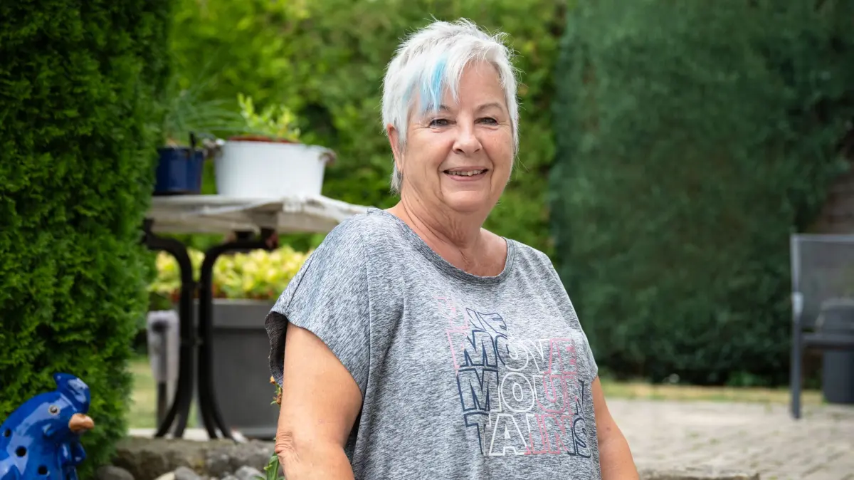 Sabine Isenmann in ihrem Garten in Rottenburg