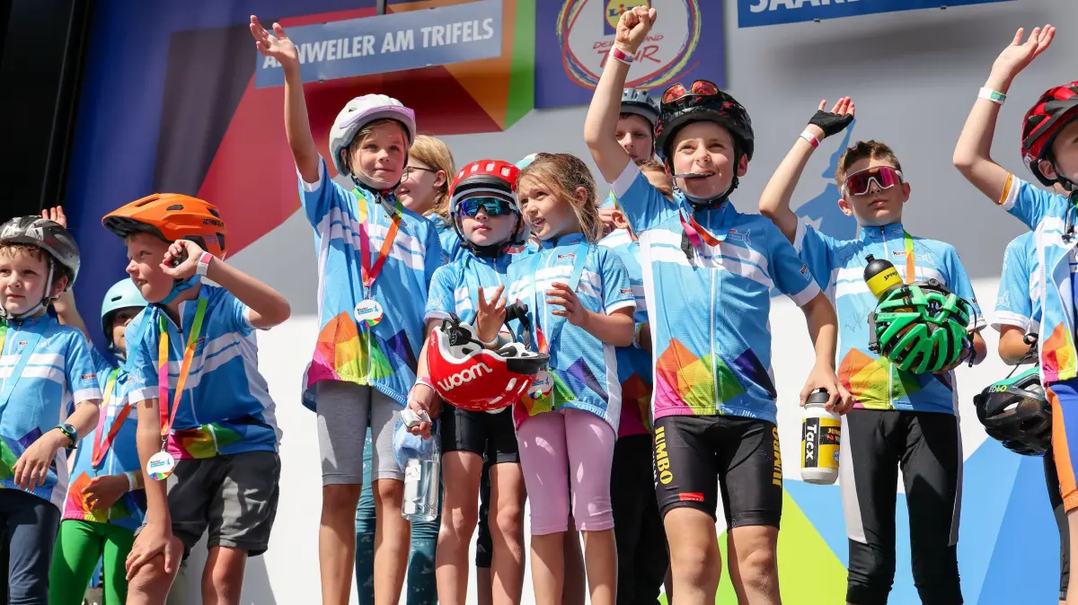 Jedes Kind bekommt nach der Bike Parade eine Medaille auf der gleichen Bühne wie die Profis.
