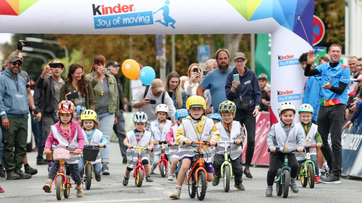 Das Laufradrennen auf den letzten 100m der Profistrecke sorgt bei den Kids für jede Menge Spaß.