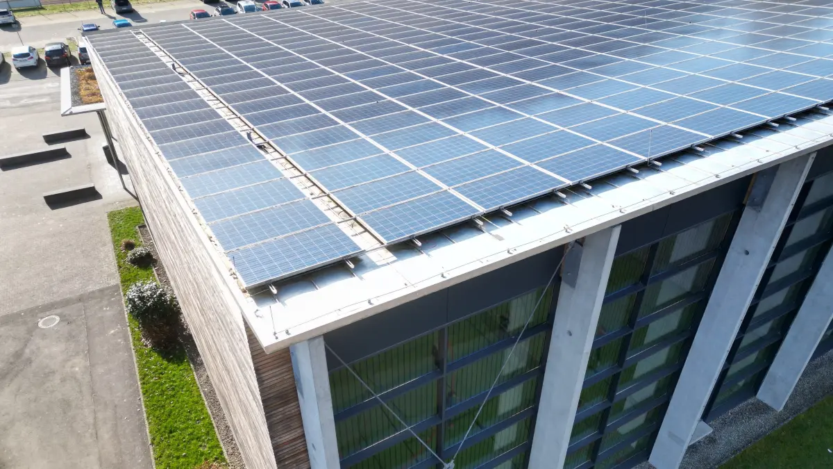 Die Neckarhalle in Sulz ist komplett mit PV-Modulen belegt. Sie müssen für die Dachsanierung abmontiert werden.