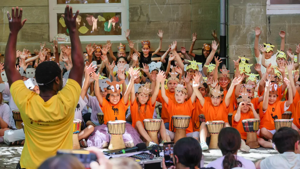 Schulfest am Langen Graben mit Trommelzauber - GRundschule Langer Graben - Friedensbergschule Fara Diouf