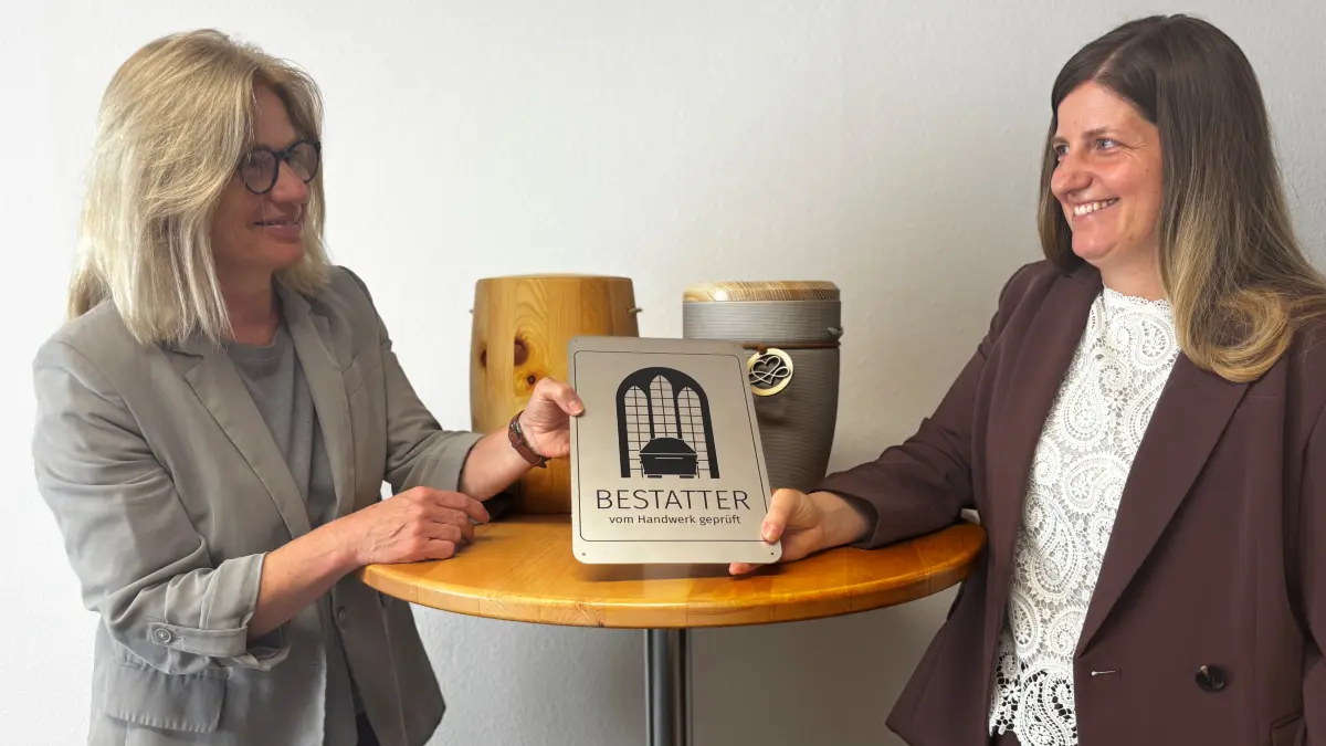 Karin Brodbeck (links) und Hanna Brodbeck freuen sich über die Zertifizierung zum Markenzeichenbetrieb.