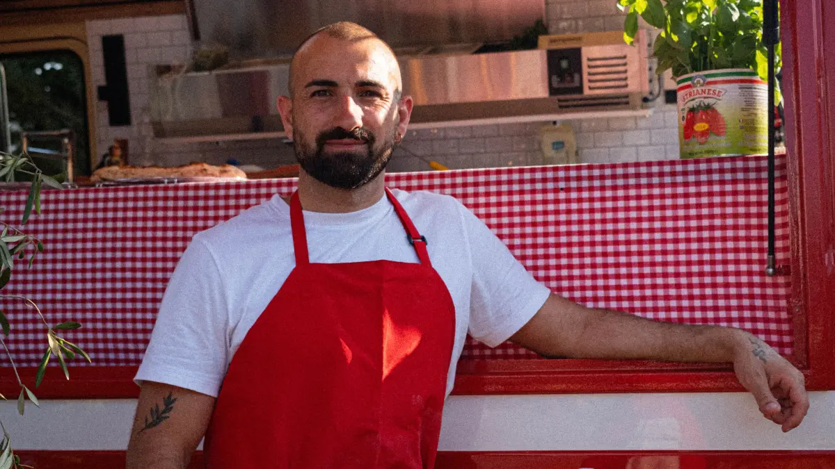 Bereit für den Ansturm: Pizzabäcker Dario Esposito vor seinem markanten Foodtruck.