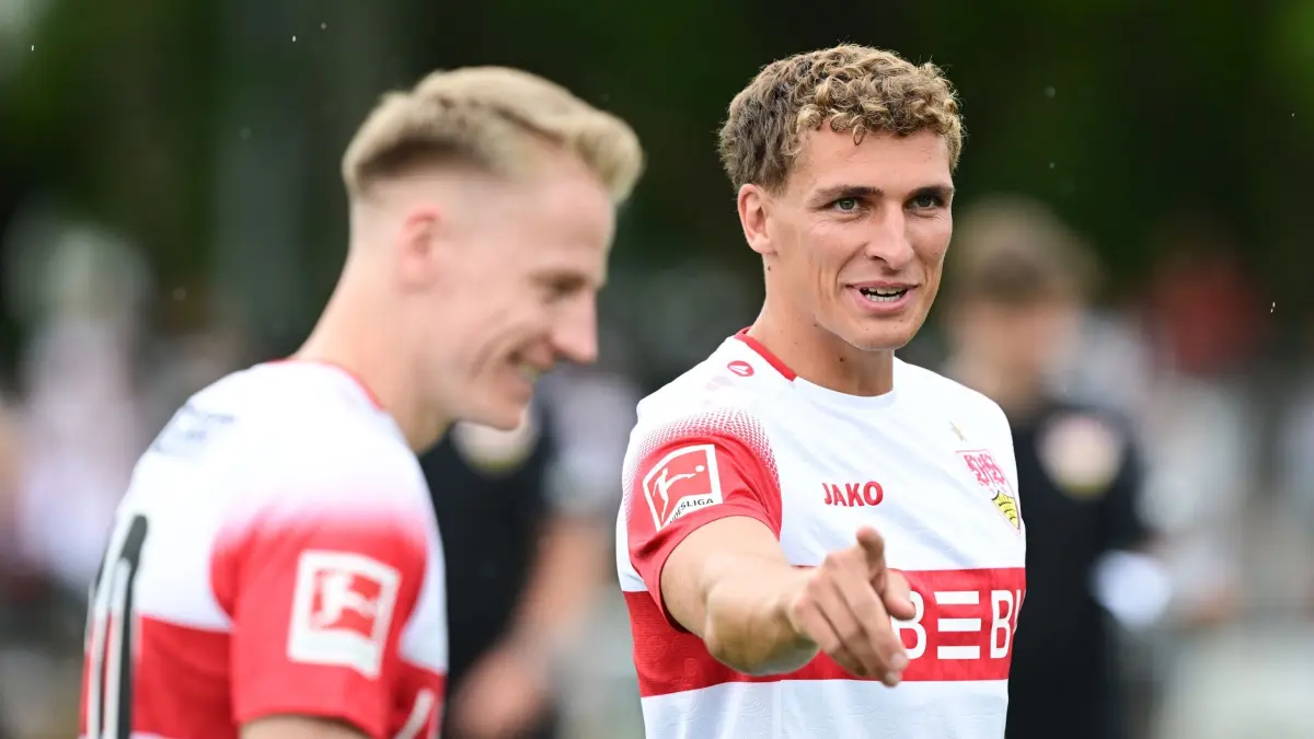 Fußball: Bundesliga, Trainingsauftakt des VfB Stuttgart: 16.07.2026, Baden-Württemberg, Stuttgart: Fußball: Bundesliga, Trainingsauftakt des VfB Stuttgart: Neuzugang Grischa Prömel (r) und Chris Führich nehmen am Training teil. Foto: Bernd Weißbrod/dpa +++ dpa-Bildfunk +++
