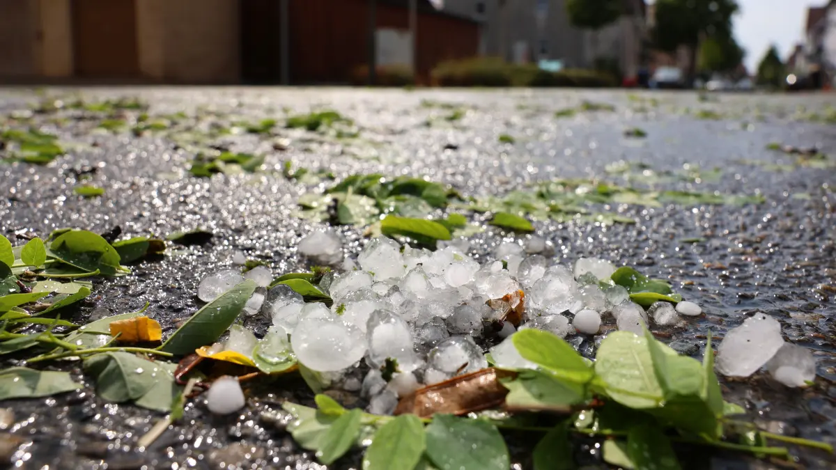 Beim Hagel am Donnerstagnachmittag im Ermstal fielen taubeneigroße Eisbrocken vom Himmel, wie hier in Dettingen.