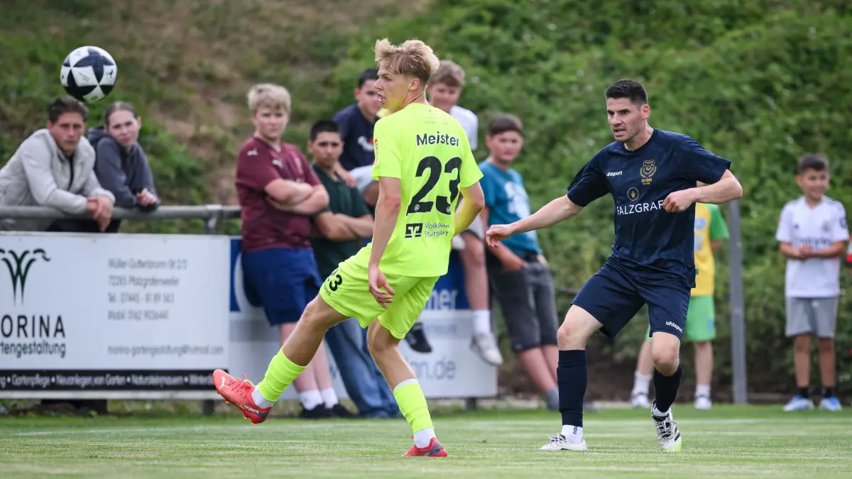 Thomas Baur (rechts) kommt gegen Christoph Meister (Kickers) zum Flanken, wenig später schießt Sebastian Braun das 1:0.