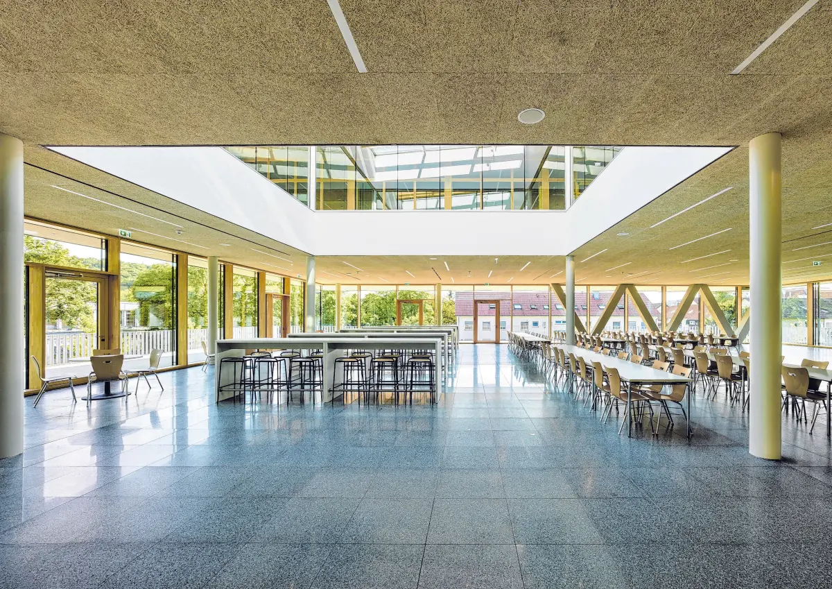 Die Mensa liegt auf der erhöhten Terrassenebene und öffnet sich mit raumhohen Verglasungen zur Terrasse und zur Umgebung.⇥Fotos: Roland Halbe