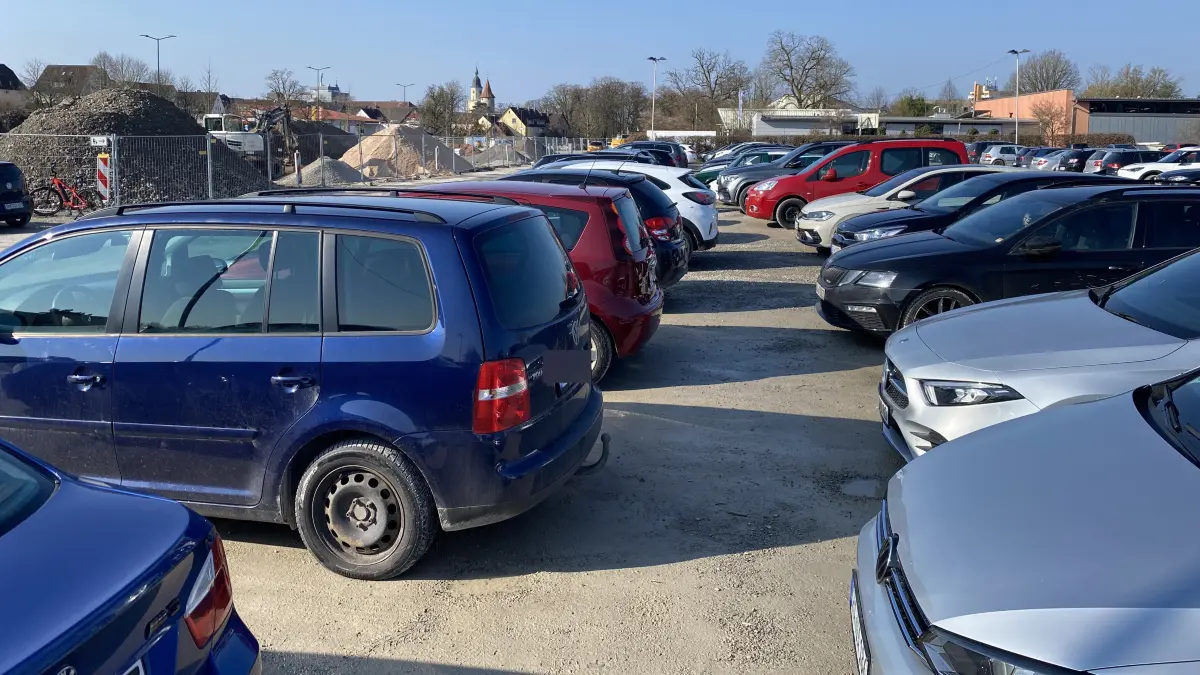 Nach der Sanierung des Volksfestplatzes findet das Parken geordnet statt – und mit Parkticket.