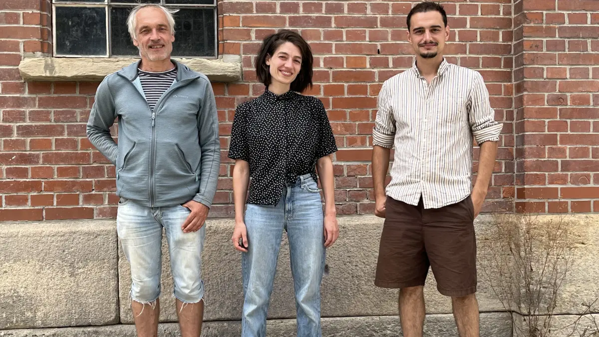 Von links: Schauspieler Michael Schneider, Stückautorin Alice Feucht, Schasupieler Clement Labopin vor der Mauer des Alten Schlachthofs.