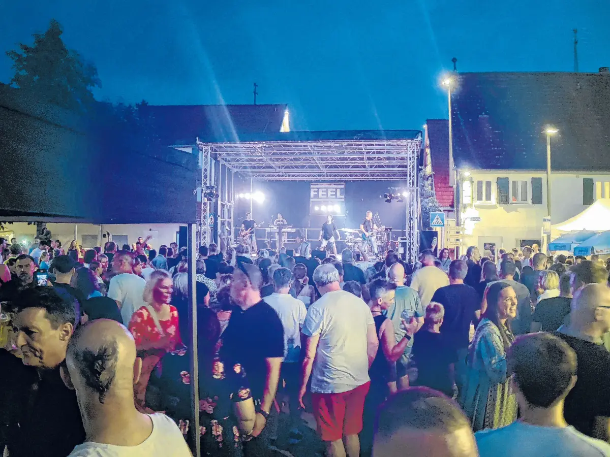 Auf der Bühne in der Kappelstraße sorgt die Band FEEL ab 21 Uhr für beste Unterhaltung.Bild links: Bürgermeister Egon Betz beim traditionellen Fassanstich. Fotos: Gemeinde Nehren
