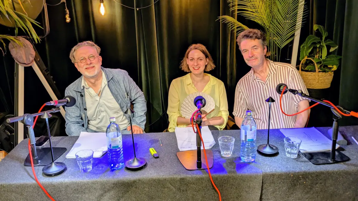 Gut gelaunt am Lesetisch: Christian Katzschmann (links) mit Stefanie Schwab und Stephan Clemens.