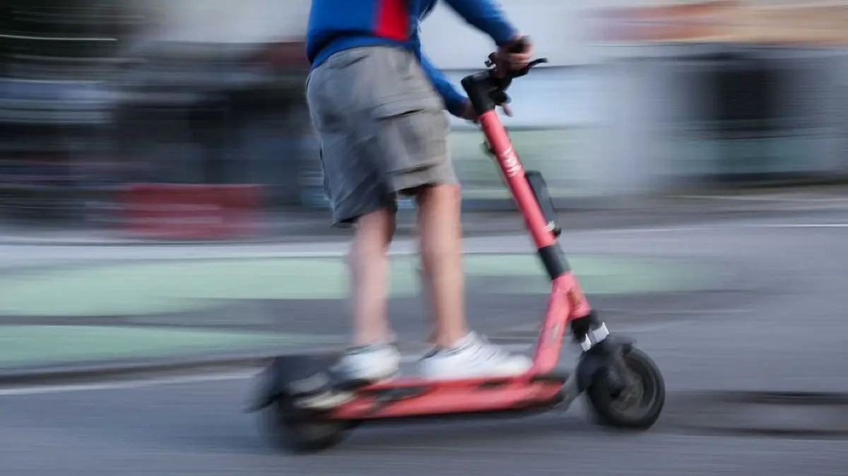 Schwerer Unfall: ARCHIV - 28.07.2024, Hamburg: Ein Mann ist auf einem E-Scooter unterwegs (Aufnahme mit langer Verschlusszeit). (zu dpa: «Deutlich mehr schwere E-Scooter-Unfälle - das sagen Experten») Foto: Christian Charisius/dpa +++ dpa-Bildfunk +++