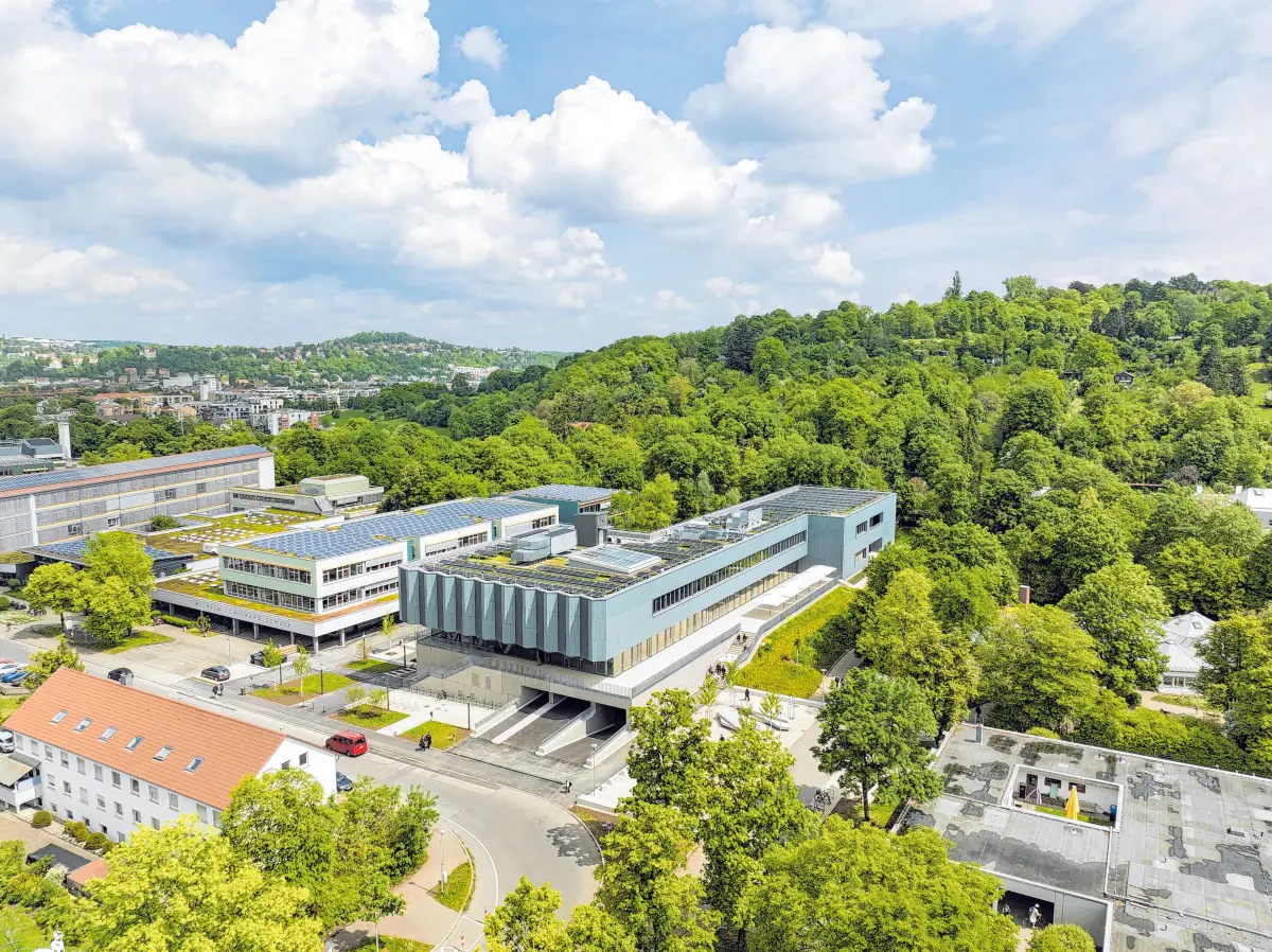 Zwischen den bestehenden Schulgebäuden, Primus-Truber-Straße und Steinlach gibt der Neubau dem Campus eine neue gemeinsame Mitte. ⇥Fotos: Roland Halbe