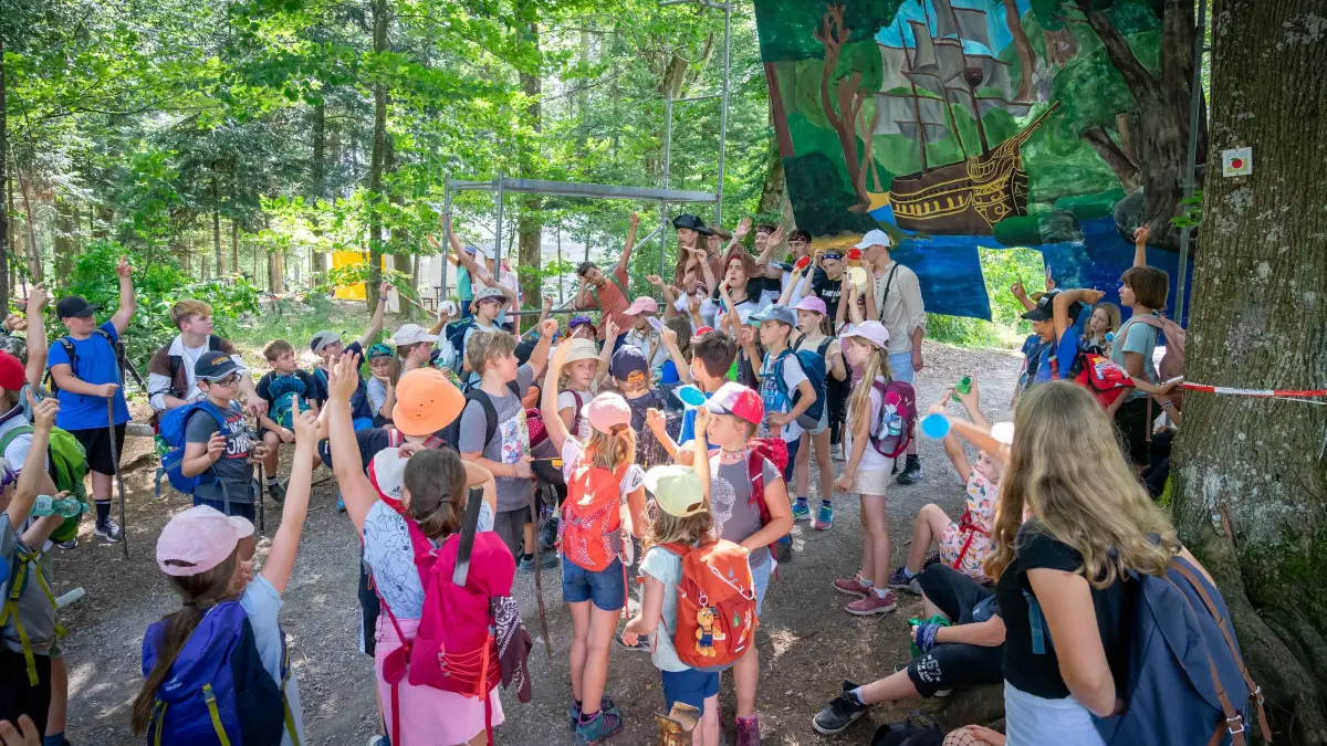(ohne Überschrift): Vorsicht: Dieses Foto ist möglicherweise nur für den einstigen Verlag Schwäbisches Tagblatt verwendbar. 200 kleine Piratinnen und Piraten haben die Olgahöhe geentert und suchen nach Schätzen wie Gemeinschaft und Zusammenhalt. Bild: Benjamin Breitmaier