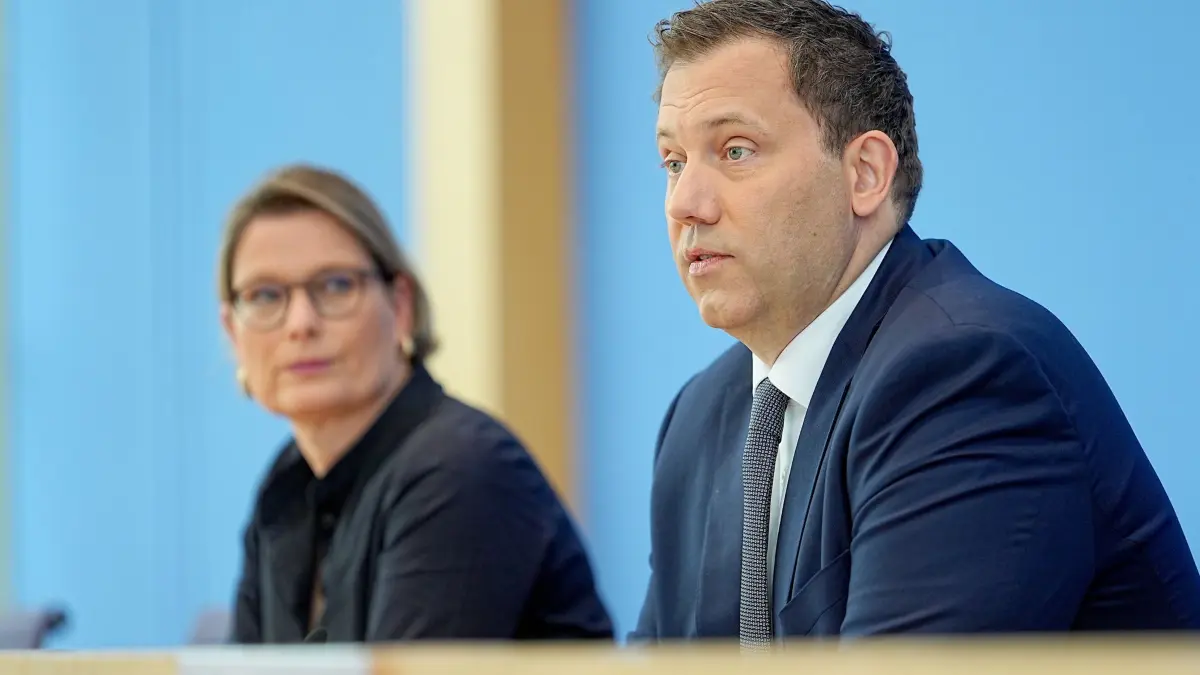 Aktionsplan Steuer- und Finanzkriminalität: 16.07.2026, Berlin: Lars Klingbeil (r, SPD), Bundesminister der Finanzen, nimmt neben Stefanie Hubig (SPD), Bundesministerin der Justiz und für Verbraucherschutz, an der Pressekonferenz zur Vorstellung eines Aktionsplans zur Bekämpfung von Steuer- und Finanzkriminalität teil. Foto: Michael Kappeler/dpa +++ dpa-Bildfunk +++
