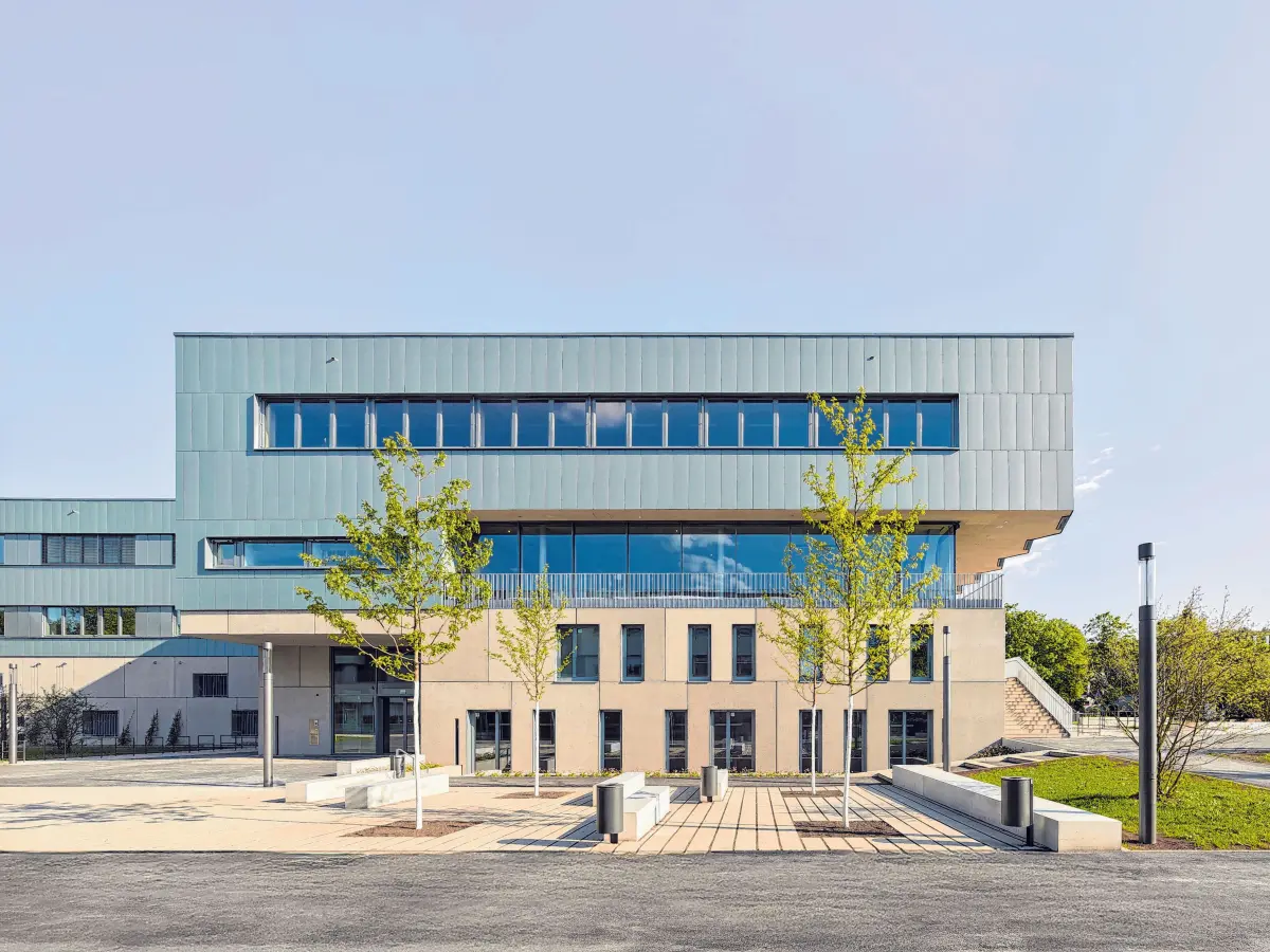 Das neue Campusgebäude steht auf einem sanierten Parkdeck aus den 1970er-Jahren. Darüber platzierten die Architekten eine Mensa, eine Mediathek und Lerninseln für drei Berufliche Schulen.