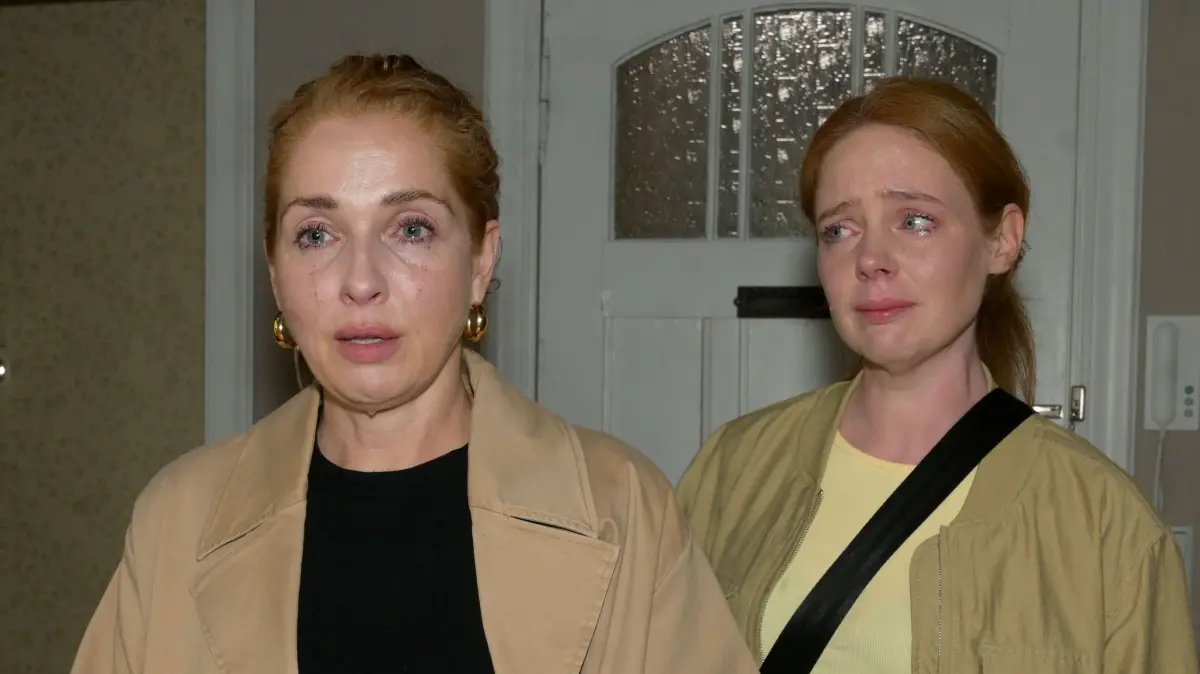 Nina (Maria Wedig) muss ihrer Tochter Toni (Olivia Marei) die Wahrheit sagen.