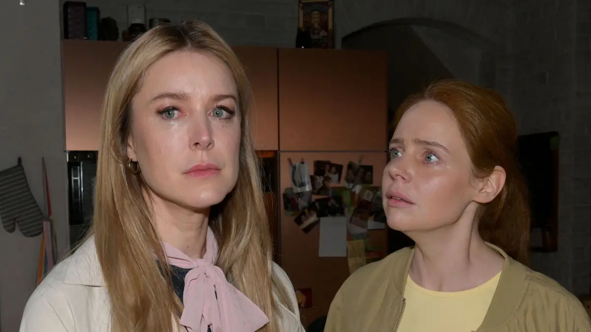 Toni (Olivia Marei, r.) bemerkt, dass Jessica (Nina Ensmann) bei GZSZ eine verräterische Bemerkung über Nina herausrutscht.