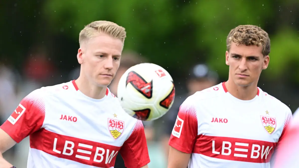 Fußball: Bundesliga, Trainingsauftakt des VfB Stuttgart: 16.07.2026, Baden-Württemberg, Stuttgart: Fußball: Bundesliga, Trainingsauftakt des VfB Stuttgart: Neuzugang Grischa Prömel (r) und Chris Führich nehmen am Training teil. Foto: Bernd Weißbrod/dpa +++ dpa-Bildfunk +++