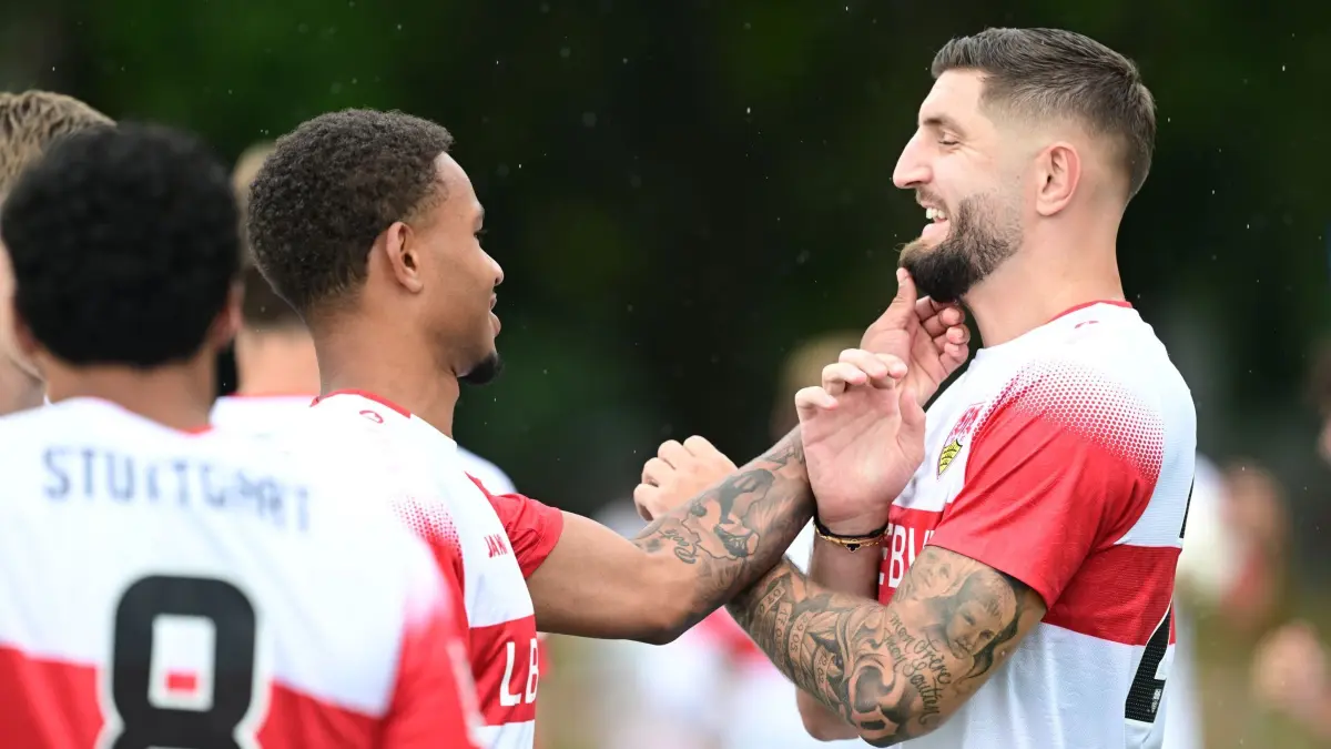 Fußball: Bundesliga, Trainingsauftakt des VfB Stuttgart: 16.07.2026, Baden-Württemberg, Stuttgart: Fußball: Bundesliga, Trainingsauftakt des VfB Stuttgart: Jeff Chabot (r) und seine Teamkollegen nehmen am Training teil. Foto: Bernd Weißbrod/dpa +++ dpa-Bildfunk +++