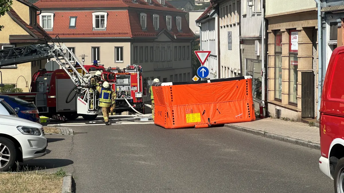 Mehr als 60 Einsatzkräfte sind vor Ort.