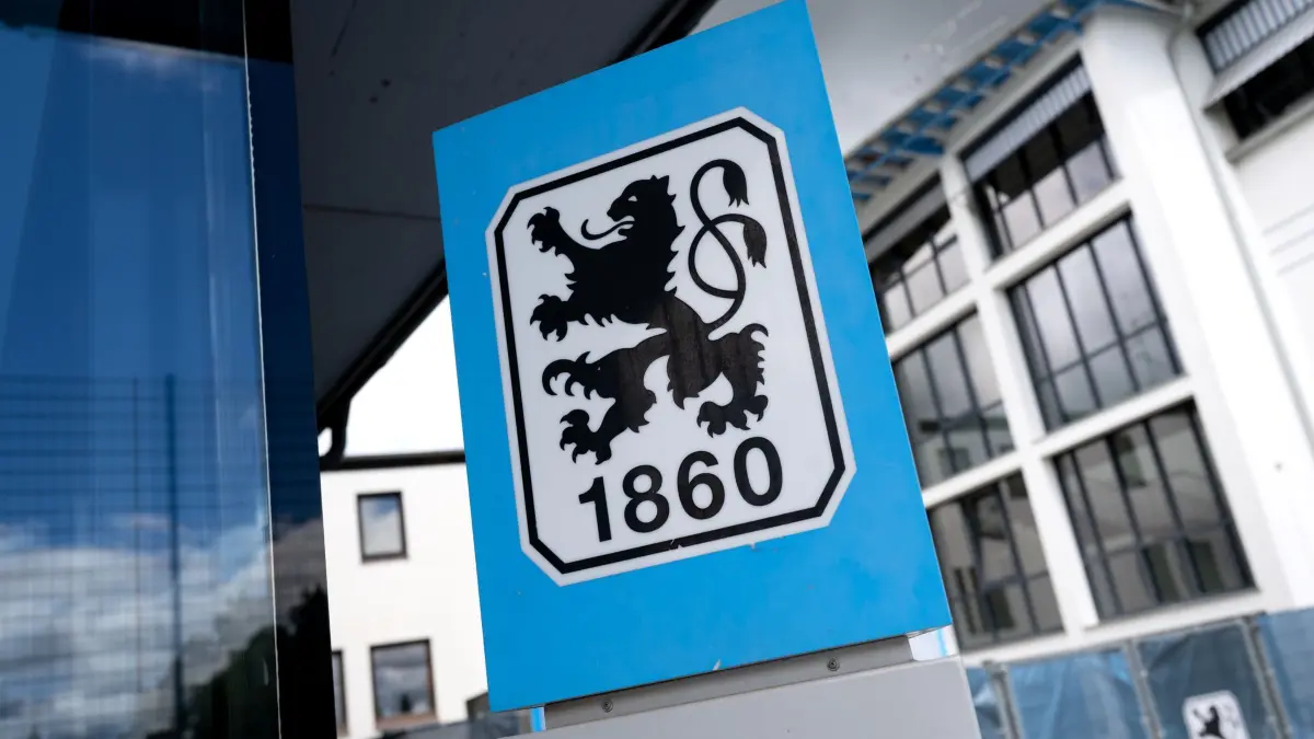 TSV 1860 München: ARCHIV - 05.06.2026, Bayern, München: Das Logo von TSV 1860 München ist auf dem Trainingsgelände vor der Vereinszentrale zu sehen. (zu dpa: «1860 vermeldet erste Zugänge und sieht «historischen Moment»») Foto: A4366 Sven Hoppe/dpa +++ dpa-Bildfunk +++