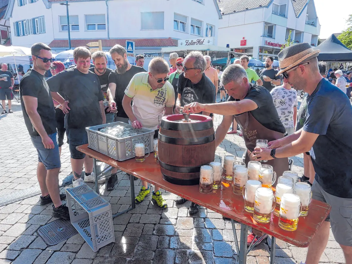 Bürgermeister Egon Betz beim Bier zapfen. Foto: Gemeinde Nehren