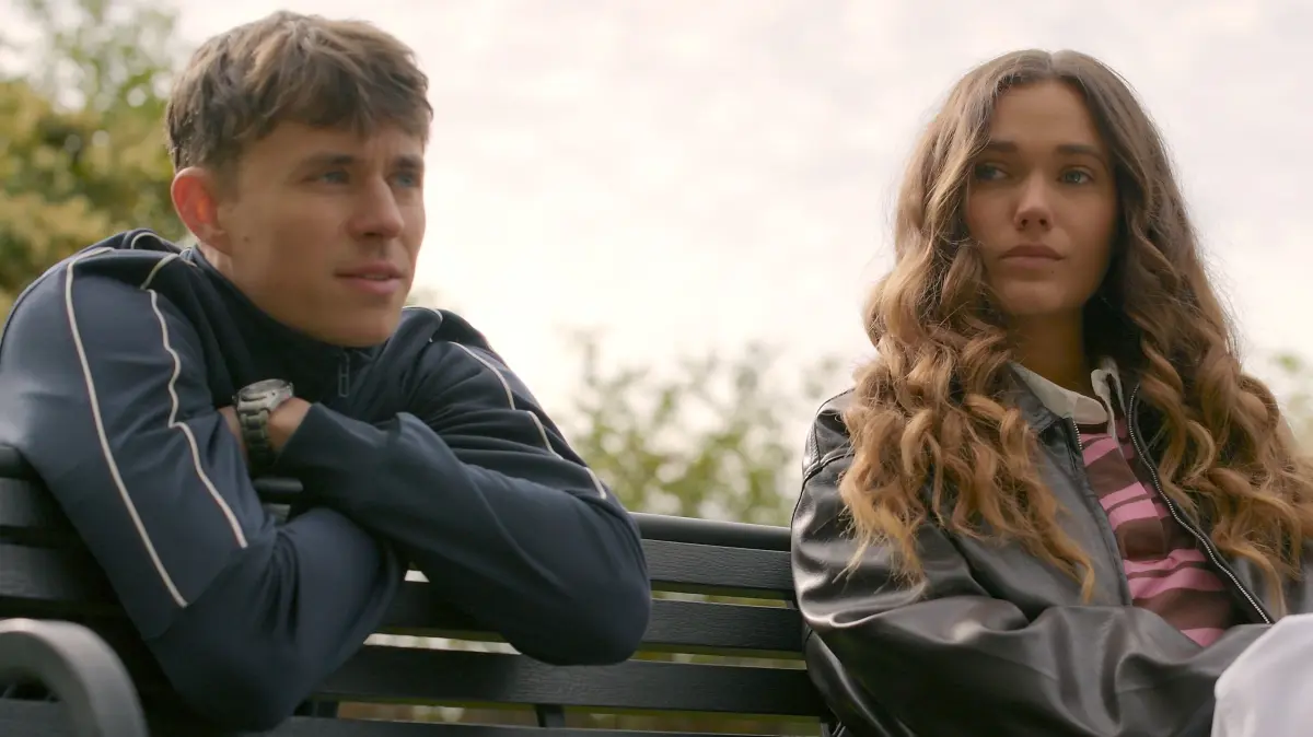 Elias (Robin Schick) lässt sich darauf ein, für Joana (Josephine Martz) zu schweigen.