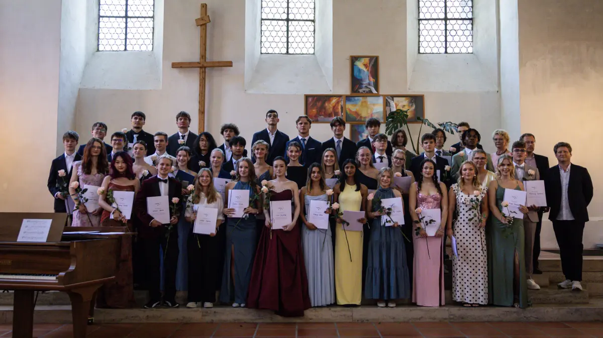 Mit einer Entlassfeier in der Klosterkirche St. Ulrich hat die Urspringschule ihren Abiturjahrgang verabschiedet. Unter dem Motto „FERR-ABI“ feierten 42 Absolventinnen und Absolventen. Der Jahrgang erzielte einen Gesamtdurchschnitt von 2,2. Felix Stoll ist mit der Abiturnote 1,0 Jahrgangsbester. Fachpreise gingen an Christian Bezold, Karl Guhe und Trudi Höpfl für ihre Leistungen im Fach Latein, an Lilja Panetzky im Fach Kunst, sowie an Sylvain Rehling für besondere Leistungen im Fach Physik. Für ihre hervorragenden Leistungen im Fach Deutsch erhielt Elisa Sailer den Scheffel-Preis der Literarischen Gesellschaft, Felix Stoll wurde mit dem IHK-Wirtschaftspreis ausgezeichnet und Janice Schmid erhielt den VfS-Abiturpreis in Wirtschaft. Die Urspringmedaille ging an Christian Bezold, Eliza-Fee Bührle, Sina Essig, Kai Kunter, Mirjam Strobel, Ole Leichtner und Jonathan Reeka. Die Medaille wird an Schülerinnen und Schüler verliehen, die seit mindestens der fünften Klasse Teil der Urspring-Gemeinschaft sind.