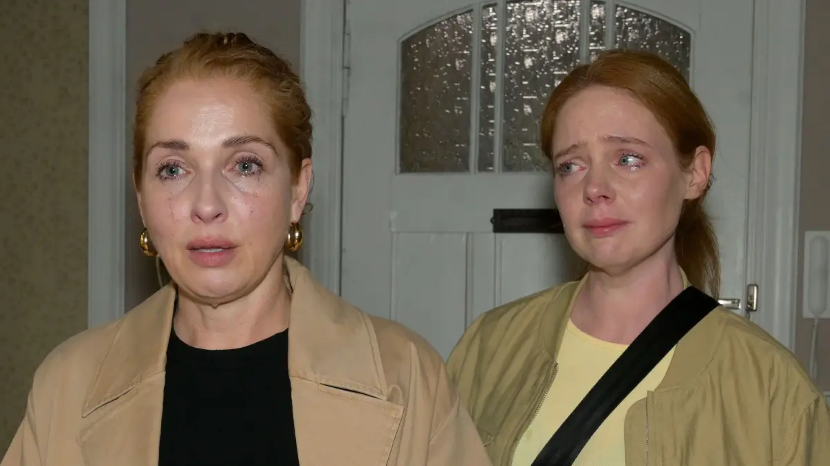 Toni (Olivia Marei) fragt sich, was Nina (Maria Wedig) ihr verheimlicht.