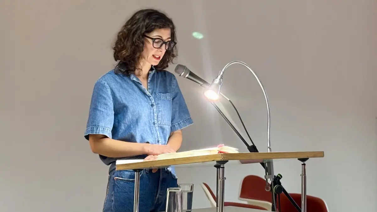 Nava Ebrahimi liest im Einsteinhaus (vh Ulm) aus ihrem Buch Federn Überall