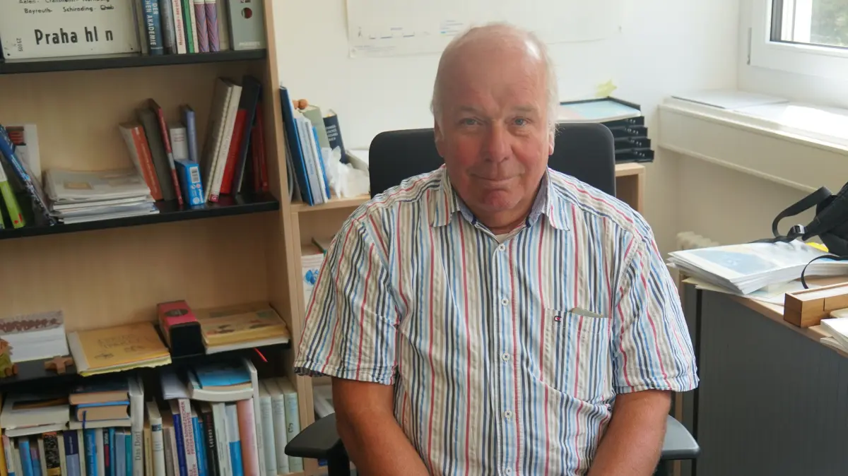 Hans Jörg Dieter in seinem Büro in Freudenstadt, das er Ende des Monats verlassen haben wird. Am Freitag, 17. Juli, wird er um 15 Uhr in einem Gottesdienst in der Stadtkirche feierlich in den Ruhestand verabschiedet.