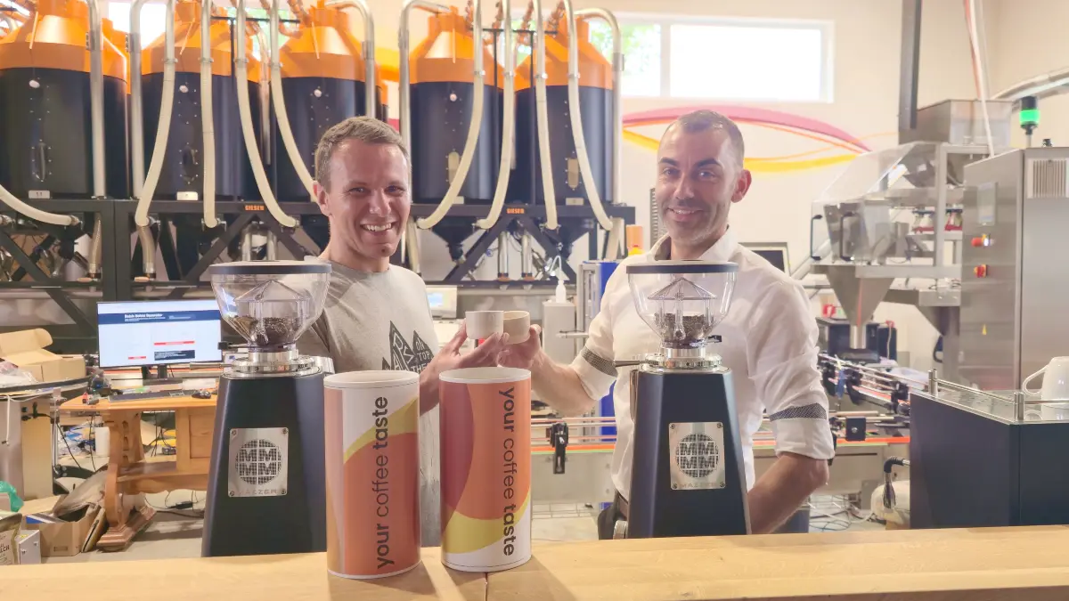 Stoßen schon mal mit einem Käffchen an: Florian Schöffler (links) und Markus Laepple eröffnen am 18. Juli mit ihrem Team die neue On-demand-Kaffeerösterei in Altheim/Alb.