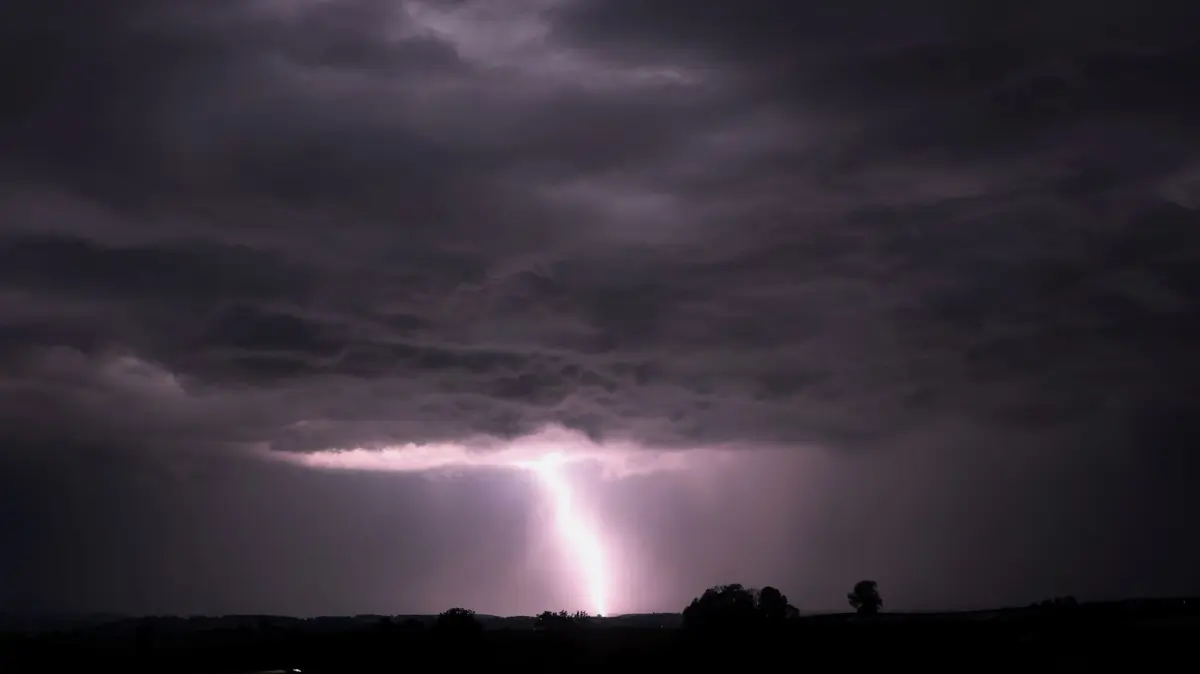 Gewitter in Bayern: ARCHIV - 29.06.2026, Bayern, Marktoberdorf: Blitze erhellen den Himmel über dem Alpenvorland. (zu dpa: «Gewittergefahr in Bayern bleibt») Foto: Karl-Josef Hildenbrand/dpa +++ dpa-Bildfunk +++