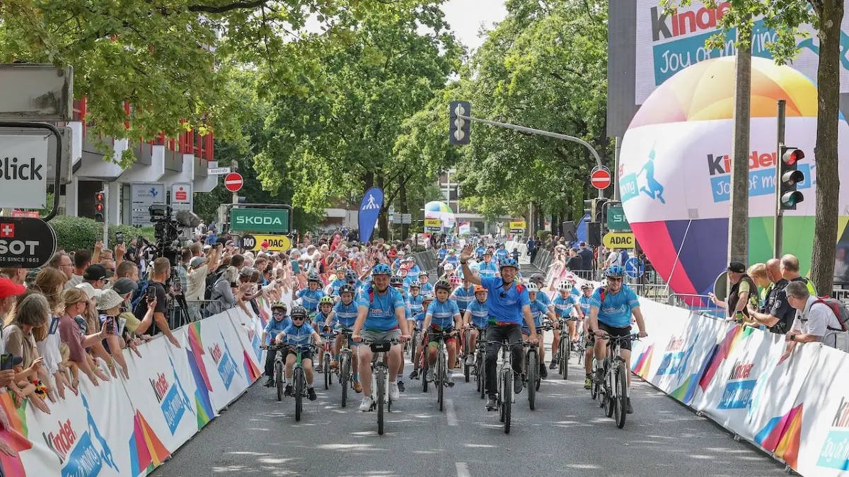 An der Seite von Jens Voigt können die Kids auf der gleichen Strecke fahren wie wenig später die Profis.