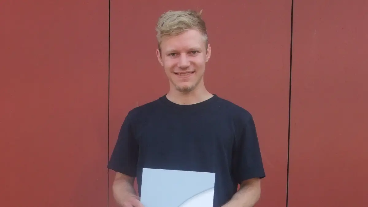 An der Gewerblichen Schule Ehingen sind 272 Berufsschüler verabschiedet worden. Die beste Prüfungsleistung mit der Note 1,0 erzielte Nils Rödl, wofür er außer mit einem Buchpreis mit dem Preis des Landrates prämiert wird. Der 22-Jährige absolvierte bei der Deutschen Bahn eine Ausbildung zum Mechatroniker im Bereich Instandsetzung von Personenzügen. Auch wegen der tollen Prüfungsleistungen übernehme die Bahn Rödl nach der Ausbildung in ein unbefristetes Arbeitsverhältnis, teilt die Schule mit. Die Berufsschulklasse des 22-Jährigen zeichnete sich insgesamt durch Leistungsstärke aus: Von 15 Schülerinnen und Schülern, die alle vorzeitig die Prüfung ablegten, bekamen sechs einen Preis und drei eine Belobigung.