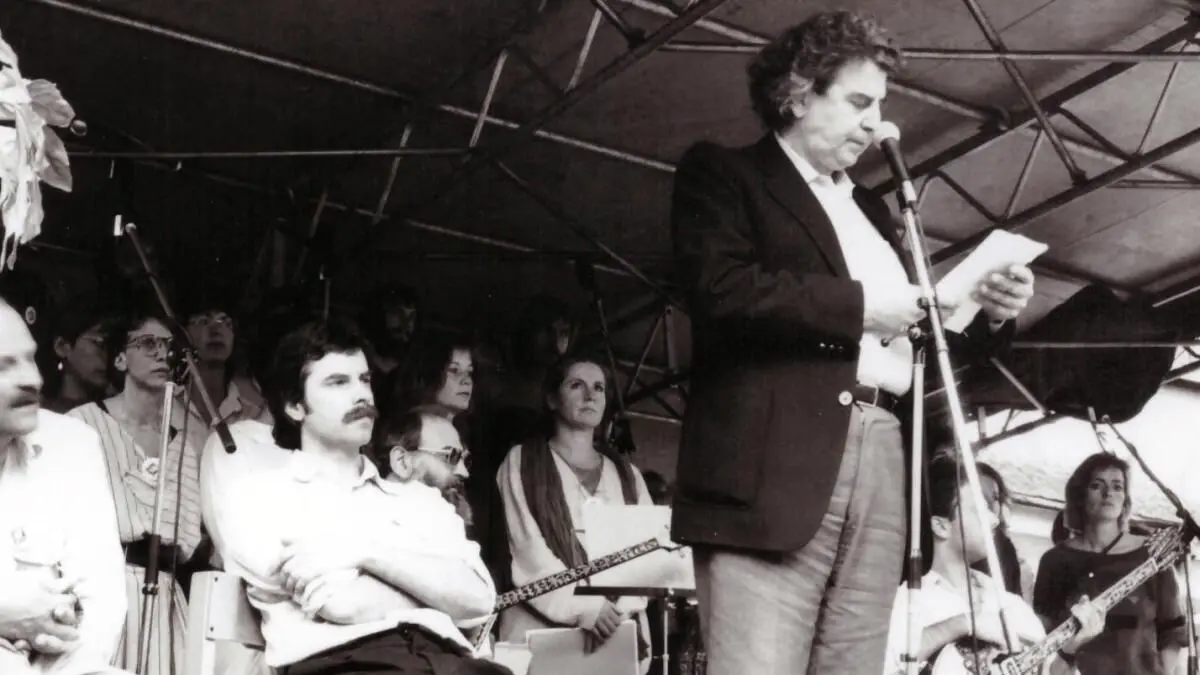 Mikis Theodorakis 1988 bei einer Kundgebung der Gesellschaft Kultur des Friedens auf dem Marktplatz, hinter ihm, sitzend, der damalige Vereinsvorsitzende Henning Zierock.
