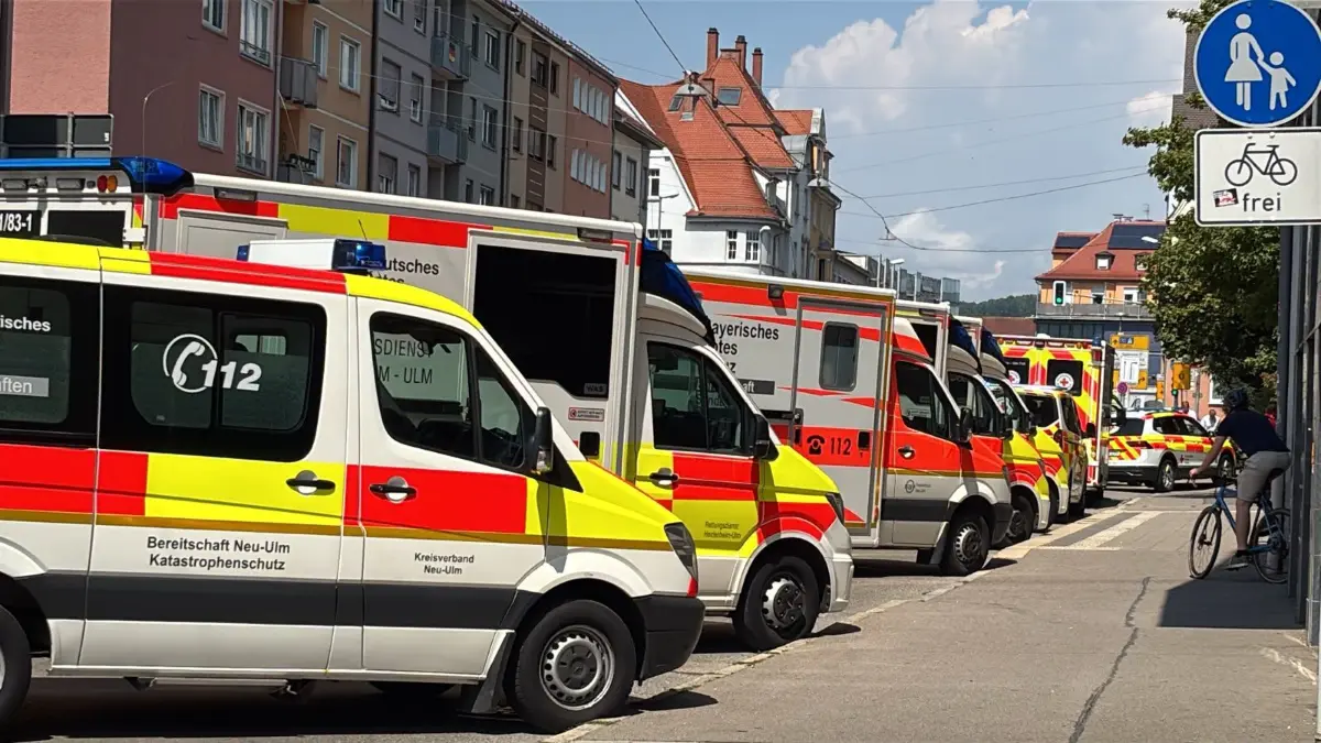 Nach dem Alarmstichwort "Massenanfall an Verletzten" sind zahlreiche Rettungswagen und Ärzte am Donnerstag zur Mittelschule in der Neu-Ulmer Innenstadt ausgerückt.