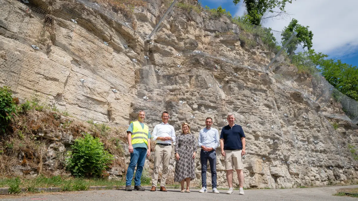Christoph Heinzelmann, stellvertretender Leiter der Abteilung Verkehr und Straßen beim Landkreis Tübingen, Landrat Hendrik Bednarz, Rottenburgs Erste Bürgermeisterin Annette Schwieren, Gabriel Wehle, Leiter der Abteilung Verkehr und Straßen beim Landkreis Tübingen und Jürgen Klein, Leiter des Tiefbauamts der Stadt Rottenburg.