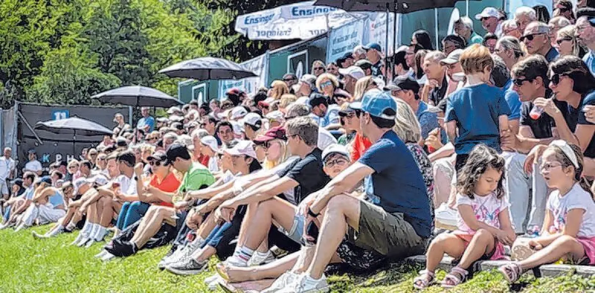Zuschauer mit vollbesetztem Centercourt Foto: Metzingen Open⇥Honorarfrei