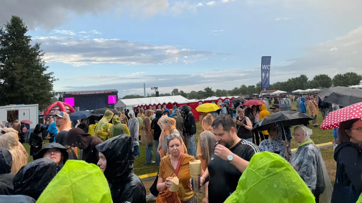 Mit Regencapes trotzen die Besucher dem wechselhaften Wetter.