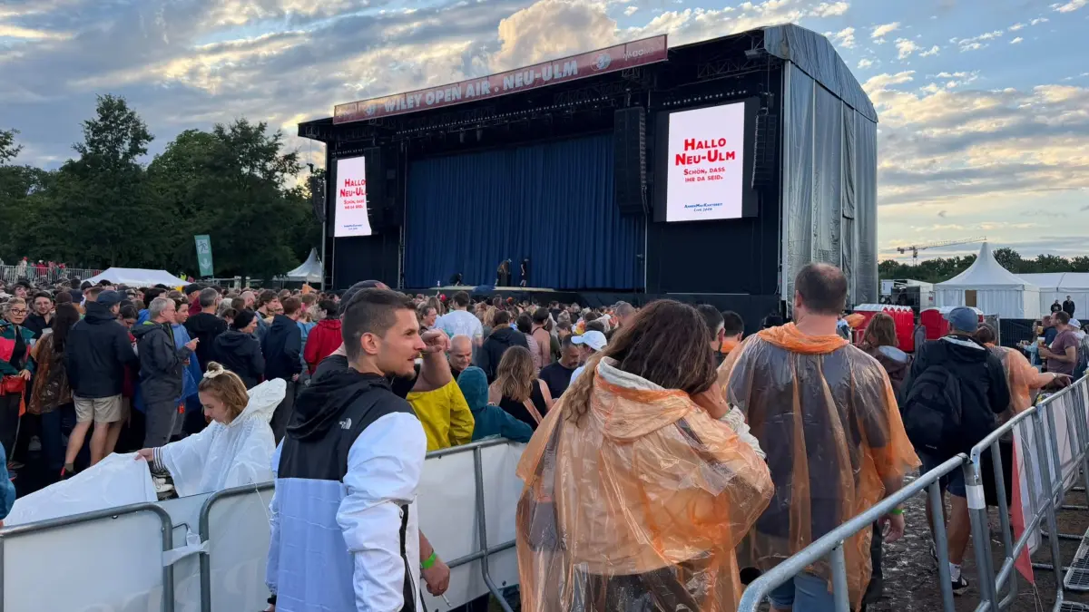 Ein Regenschauer sorgte für eine Unterbrechung des Wiley Open-Airs. Sogar eine Evakuierung des Geländes stand im Raum - doch dann gab der Veranstalter Entwarnung. Alle durften bleiben, AnnenMayKantereit konnte auftreten.